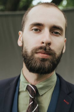 Klasik süitte sakallı bir adam.