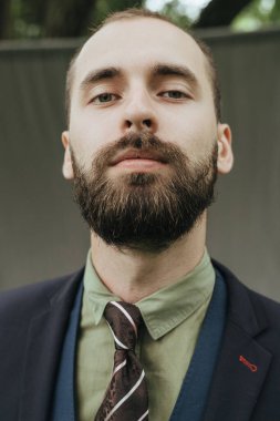 Klasik süitte sakallı bir adam.