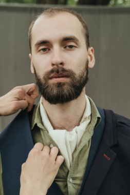 Klasik süitte sakallı bir adam.