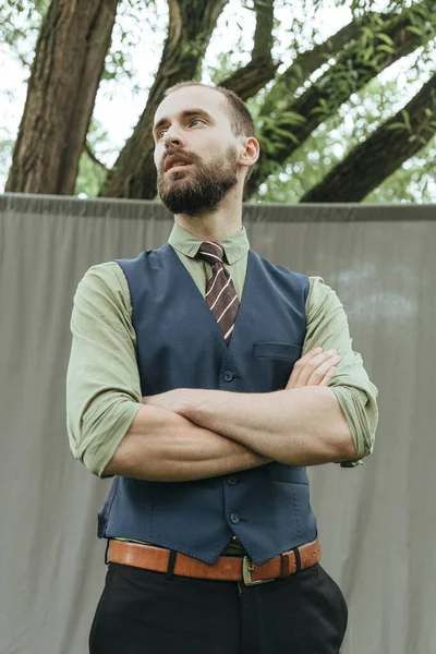 Klasik süitte sakallı bir adam.