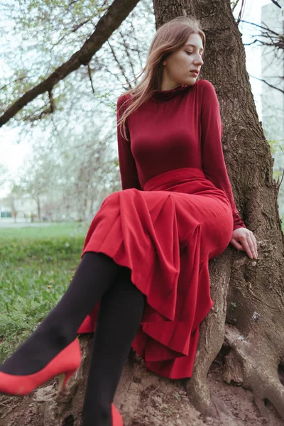 Girl Red Sits Tree Spring Forest Enjoys Nature — Foto Stock
