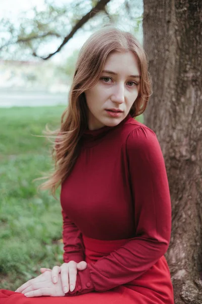 Ein Mädchen Rot Sitzt Unter Einem Baum Frühlingswald Und Genießt — Stockfoto