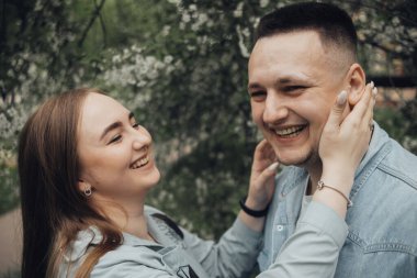 Ukraynalı parkta ve şehirde yürüyen sevgi dolu bir çift.