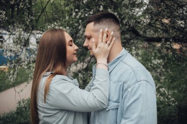 Ukraynalı parkta ve şehirde yürüyen sevgi dolu bir çift.