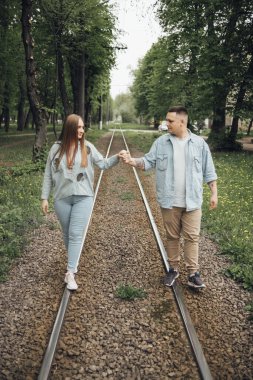 Ukraynalı parkta ve şehirde yürüyen sevgi dolu bir çift.