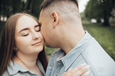 Ukraynalı parkta ve şehirde yürüyen sevgi dolu bir çift.