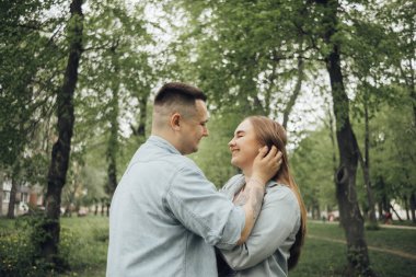 Ukraynalı parkta ve şehirde yürüyen sevgi dolu bir çift.