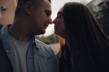 Ukraynalı parkta ve şehirde yürüyen sevgi dolu bir çift.