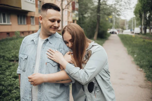 Loving Couple Walking Ukrainian Park City — 图库照片