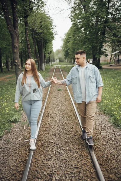 Ukraynalı parkta ve şehirde yürüyen sevgi dolu bir çift.