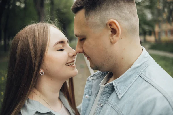 Loving Couple Walking Ukrainian Park City — Zdjęcie stockowe