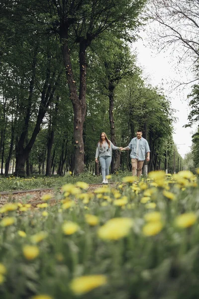 Ukraynalı parkta ve şehirde yürüyen sevgi dolu bir çift.