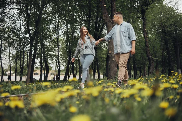 Loving Couple Walking Ukrainian Park City — 스톡 사진