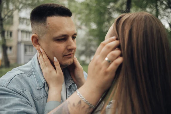 Loving Couple Walking Ukrainian Park City — Stok Foto