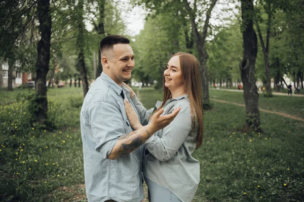 Loving Couple Walking Ukrainian Park City — Zdjęcie stockowe