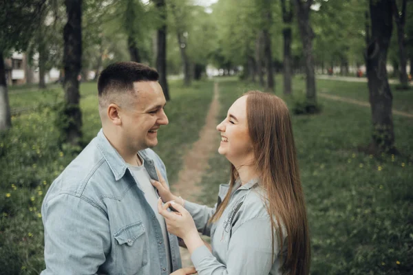 Casal Amoroso Andando Parque Ucraniano Cidade — Fotografia de Stock