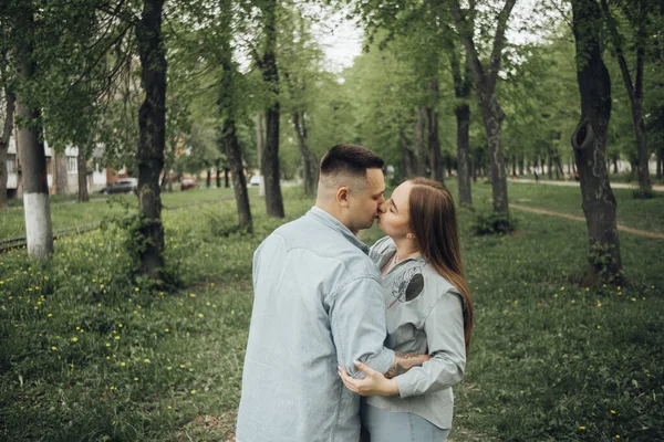 Loving Couple Walking Ukrainian Park City — Stok fotoğraf