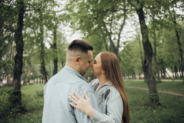 Loving Couple Walking Ukrainian Park City — Fotografia de Stock