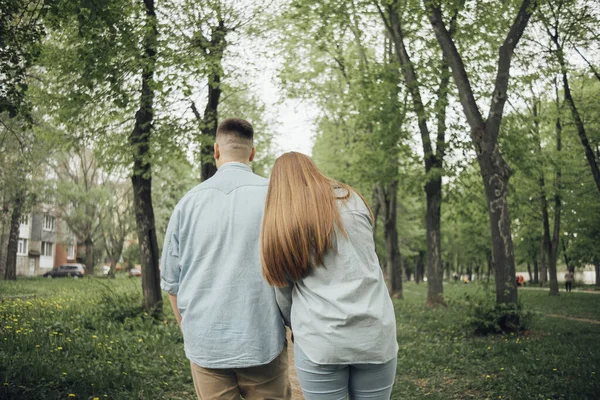Loving Couple Walking Ukrainian Park City — Stock fotografie