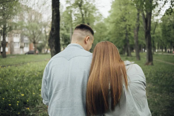 Loving Couple Walking Ukrainian Park City — Fotografie, imagine de stoc