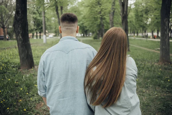 Loving Couple Walking Ukrainian Park City — 图库照片