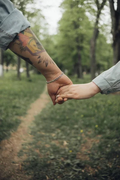 Loving Couple Walking Ukrainian Park City — 图库照片