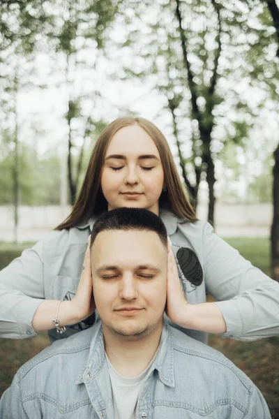 Loving Couple Walking Ukrainian Park City — Stockfoto