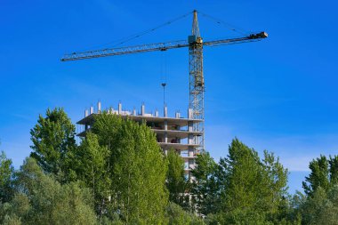 Endüstriyel vinç yeni bir modern şehir inşa ediyor.