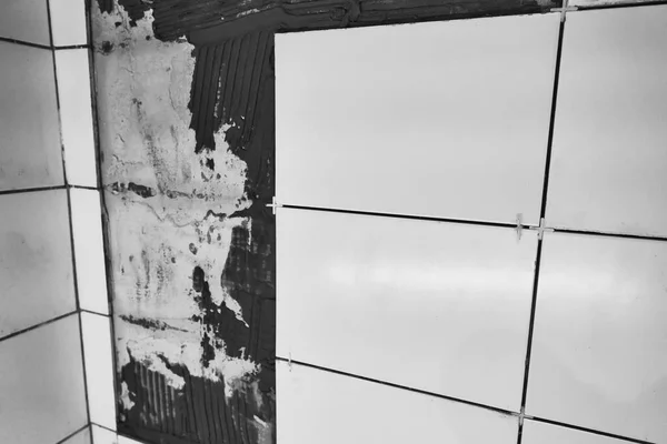 Yüzü beyaz fayansların onarımı