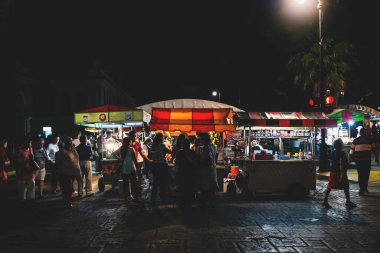 Merida, Meksika: 28 Ekim 2018 - Meksika 'daki Plaza Grande' de gece pazarında bekleyen Vistorlar