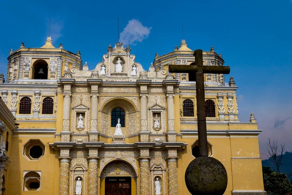 Fachada Iglesia Colonial Merced Con Cruz Piedra Antigua Guatemala — Foto de Stock