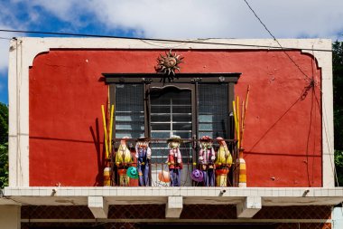 Saman kuklaları ve renkli balkabaklarıyla Merida, Meksika 'daki bir koloni evinde' Ölüler Günü 'kutlaması için Cadılar Bayramı dekorasyonunuz kutlu olsun.