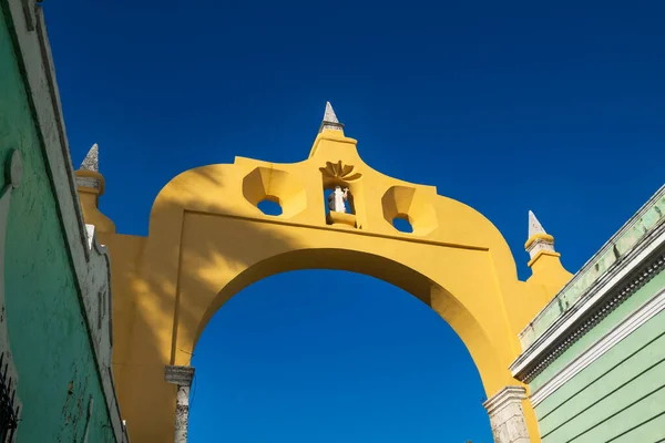 Zonneverlichte Koloniale Boog Arc San Juan Met Schaduwen Van Een — Stockfoto