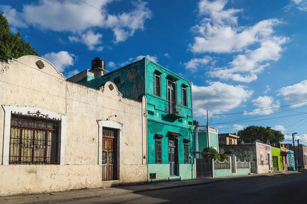 メキシコ メリダの典型的なメキシコの日光のカラフルな改装された植民地時代の家のファサードと通り — ストック写真