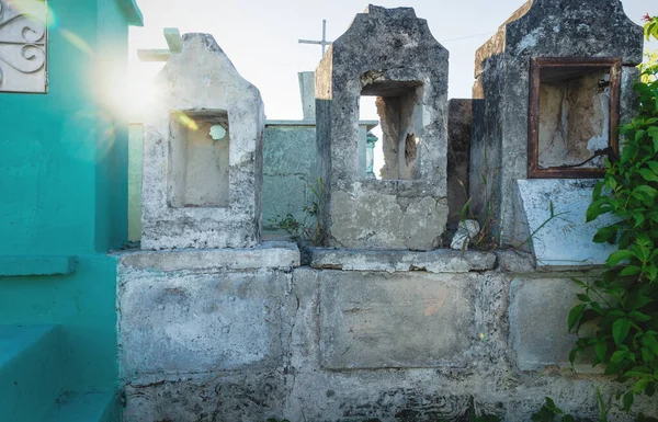メキシコメリダの墓地 セメンティオ将軍 の放棄された墓石 — ストック写真