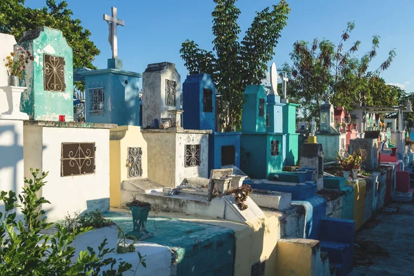 Lijn Van Zonovergoten Grafstenen Het Kerkhof Cementerio General Merida Mexico — Stockfoto