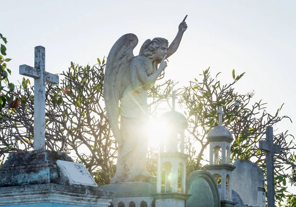 멕시코 메리다의 테니오장군 묘지에 석양을 배경으로 침묵의 — 스톡 사진
