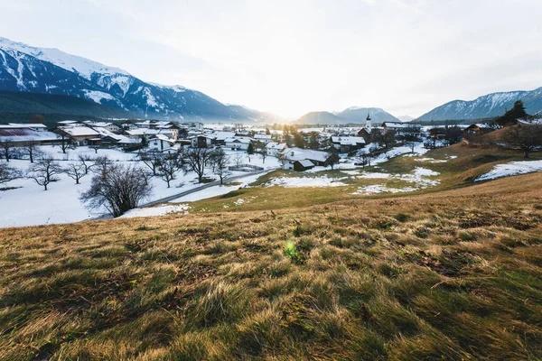 Solnedgång Alpin Snö Vinterlandskap Den Österrikiska Bergsbyn Wildermieming Tyrolen Österrike — Stockfoto