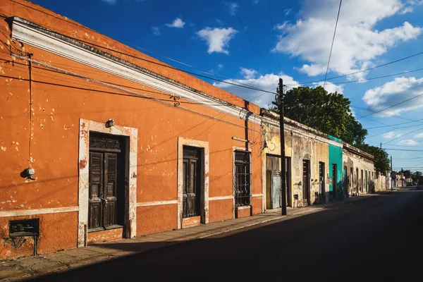 Straat Met Typische Mexicaanse Oude Kleurrijke Koloniale Gevels Merida Mexico — Stockfoto