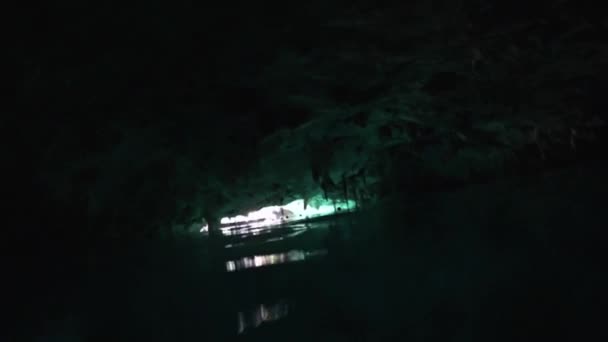시계추에 세노테 석회암 웅덩이에 스노클링을 어두운 동굴이 보인다 — 비디오