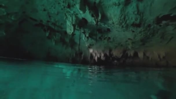 Immersioni Nella Grotta Stalattiti Nella Piscina Calcarea Naturale Gran Cenote — Video Stock