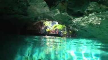 Tulum, Meksika - 26 Ekim 2018: Yüzen turistlerle dolu 'Gran Cenote' doğal kireçtaşı havuzu mağarası
