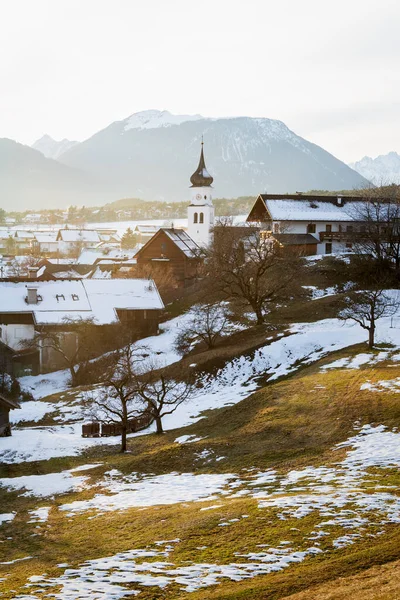 Village Church Solnedgången Kallt Vinterbergslandskap Wildermieming Tyrolen Österrike — Stockfoto