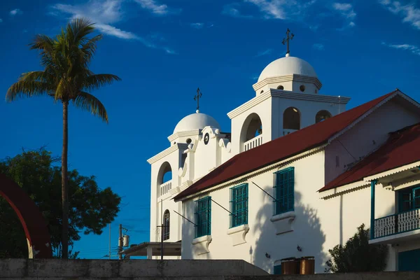 Sluncem Zalitý Bílý Kostel Palmami Peten Guatemala — Stock fotografie