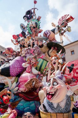 Valencia, İspanya - 4 Eylül 2021: 2021 'de Placa de Pillar' da 'Paco Torres Josa' tarafından tasarlanan Büyük Fallas 'kağıt makinesi figür kurulumu