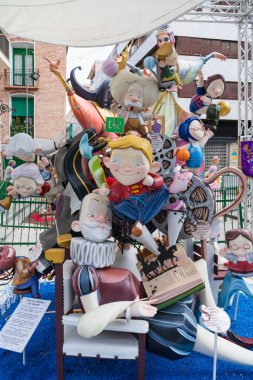 Valencia, İspanya - 4 Eylül 2021: 'Placa de l' Encarnacio 'da farklı ünlü şahsiyet ve dehaları gösteren Fallas figürleri