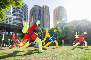 Sydney, Avustralya - 16 Şubat 2018: Fener tavşanı figürleri Çin 'de ay festivali için bir parkta kuruldu.
