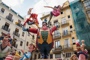 Valencia, İspanya - 4 Eylül 2021: Fallas Ulusal Festivali için geleneksel eski şehir evleri arasında sirk direktörünün büyük kağıt heykeli