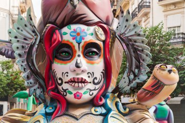 Valencia, İspanya - 4 Eylül 2021: Fallas Ulusal Festivali için 'Ölüler Günü' yüzlü ve baykuşlu kağıt heykel ayrıntıları