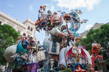 Valencia, İspanya - 4 Eylül 2021: Fallas festivalinin geleneksel kutlama unsurlarını sergileyen dev kağıt heykelcikleri